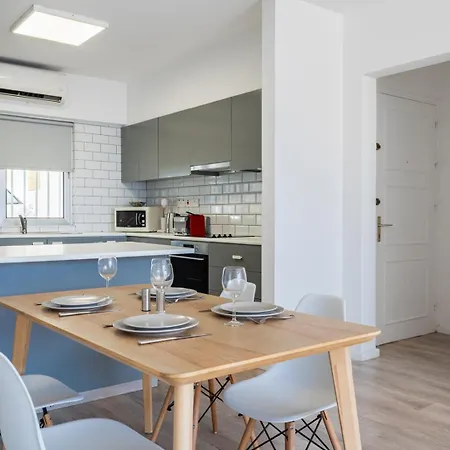 2br Modern Apt. W/pool & Parking 500m From
